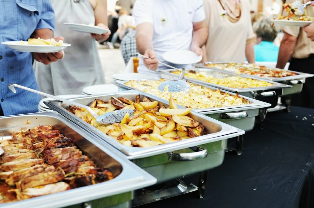 https://www.getserveware.com/wp-content/uploads/2022/09/chafing-dishes-andfood-pans-catering-and-buffets.jpeg